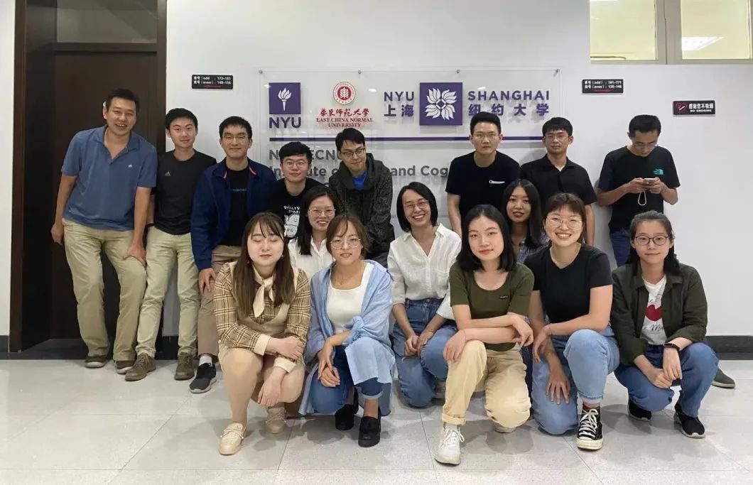 罗熙康（第三排左五）与田兴教授（第三排左一）在实验室合影