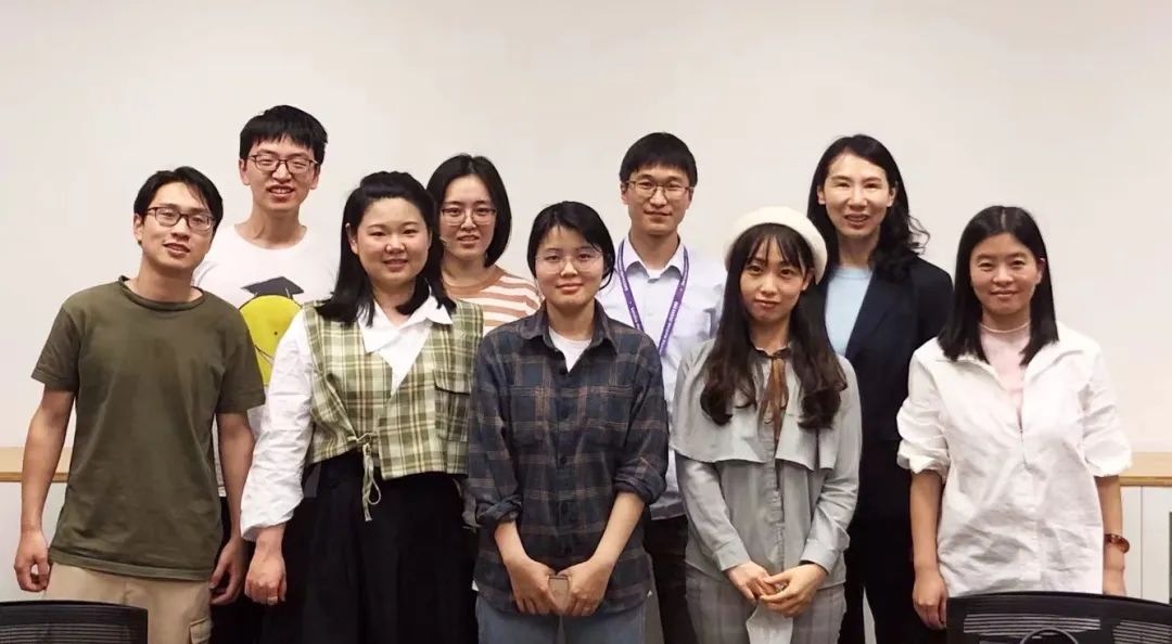 洪宝（前排左一）与李黎教授（后排右一）在实验室合影